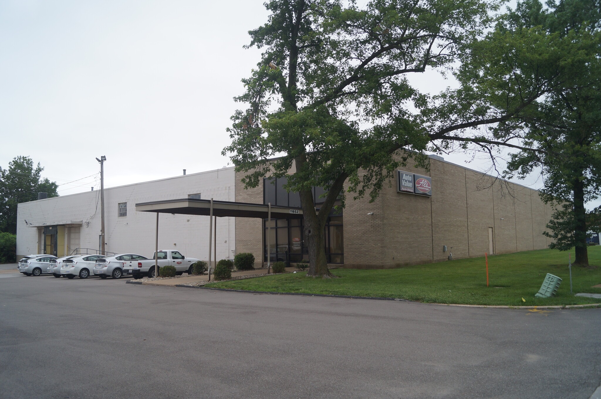 11652-11666 Fairgrove Industrial Blvd, Maryland Heights, MO for Sale