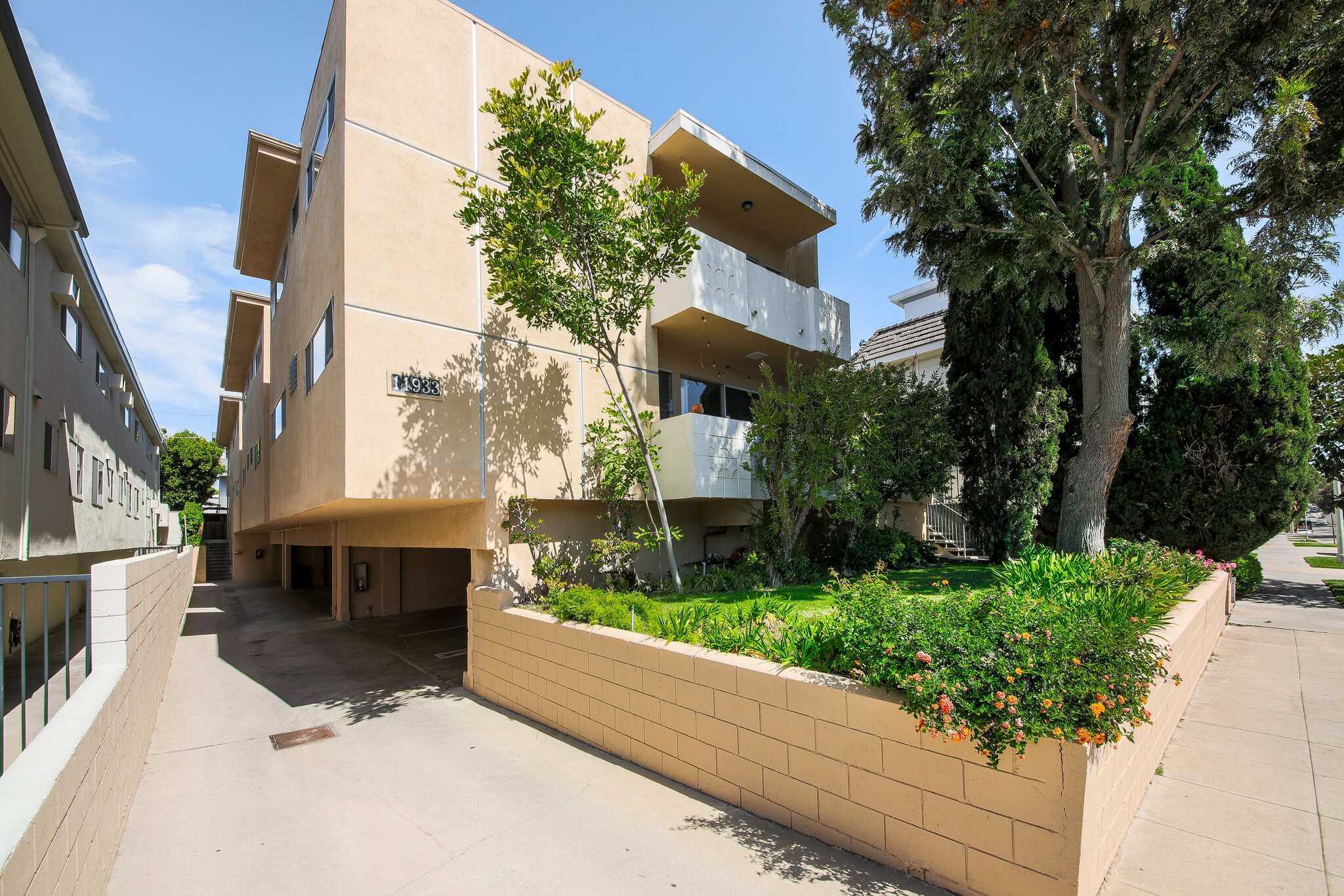 11933 Darlington Ave, Los Angeles, CA for Sale