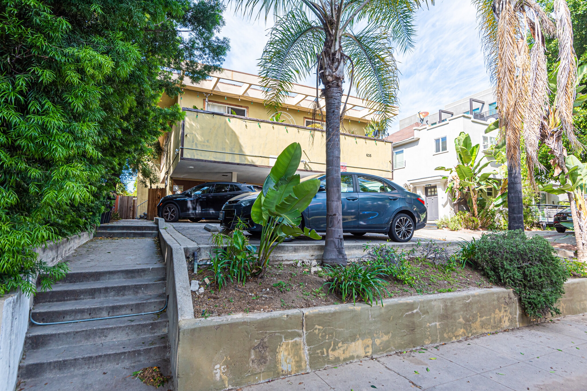 635 N Beachwood Dr, Los Angeles, CA for Sale