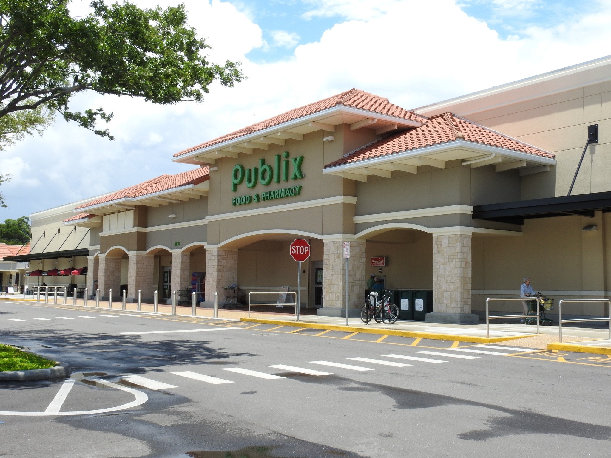 38023950 S Dale Mabry Hwy Tampa, FL 33611 Shopping Center Property