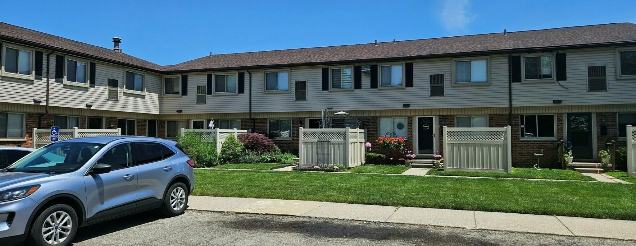 24949 Mayfair Dr, Flat Rock, MI for Sale