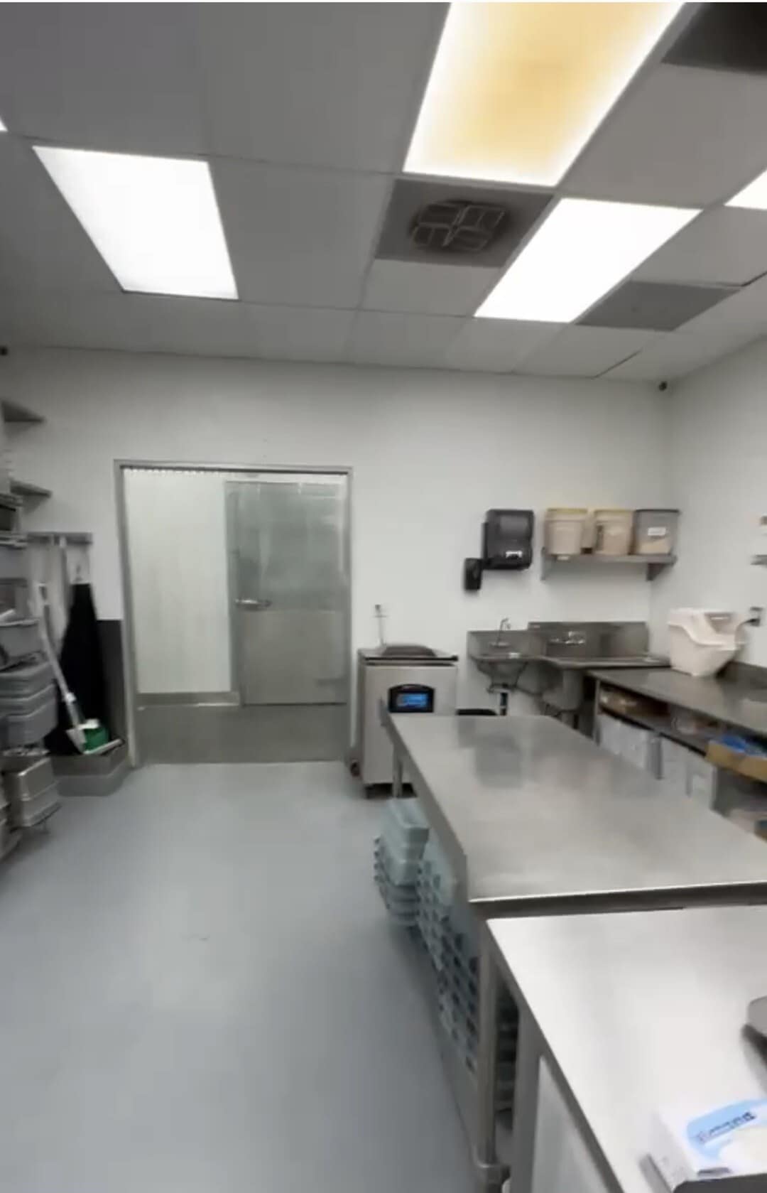9023 Sepulveda Blvd, North Hills, CA for Rent