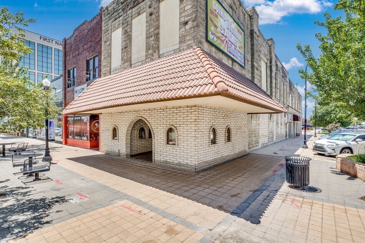 27 N Main St, Hutchinson, KS for Sale