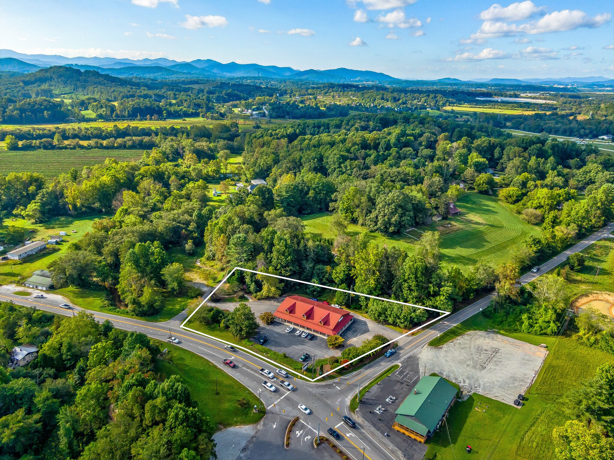 271 Old Barn Rd, Hendersonville, NC for Sale