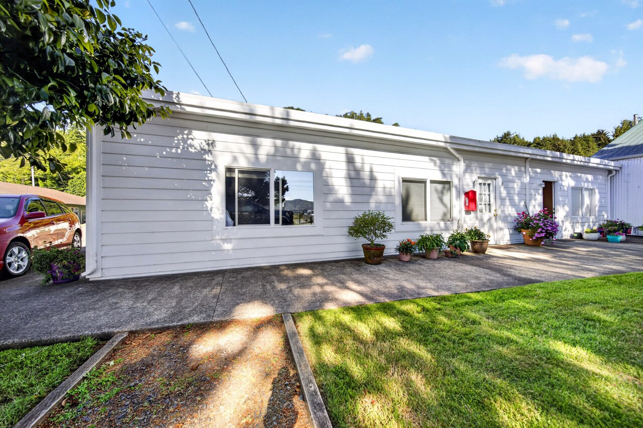 160 Spring St, Gardiner, OR for Sale