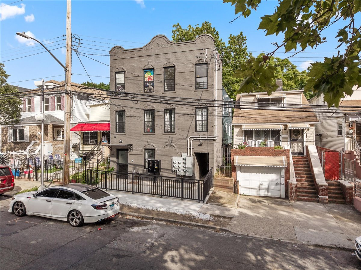 2740 Sexton Pl, Bronx, NY for Sale