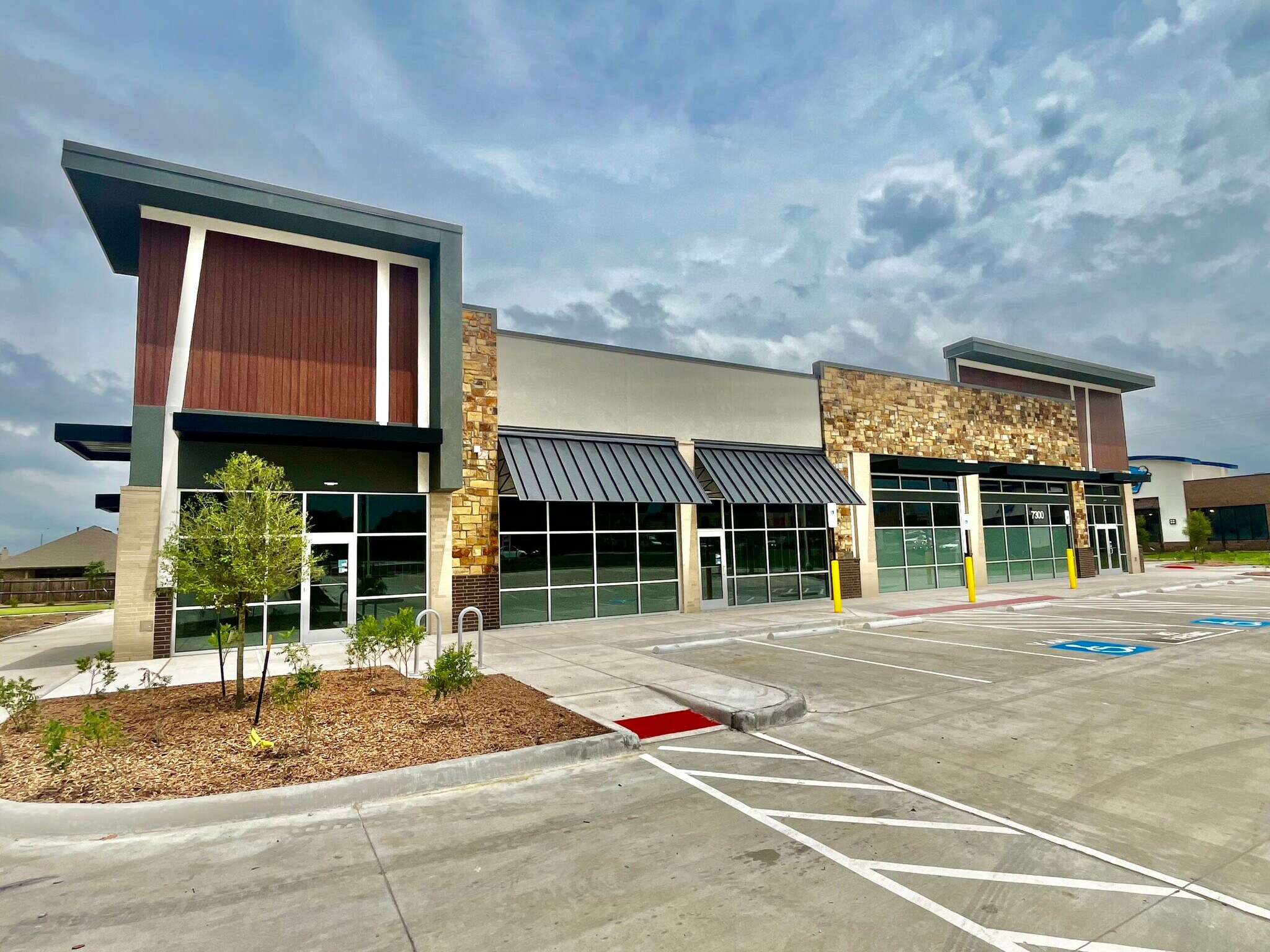 7051 N Wayne Rd, Westland, MI for Rent