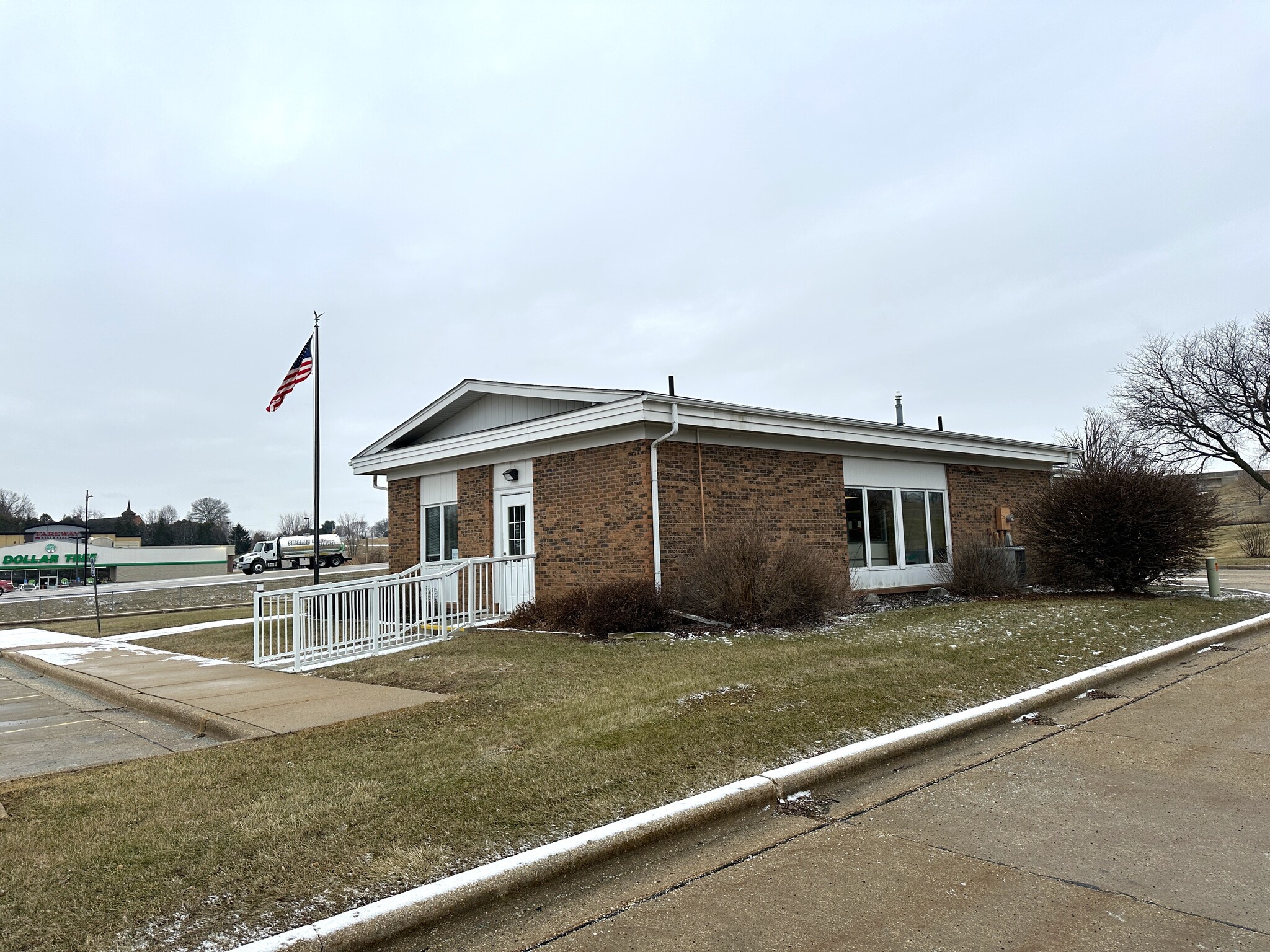 1100 W Platt St, Maquoketa, IA for Sale