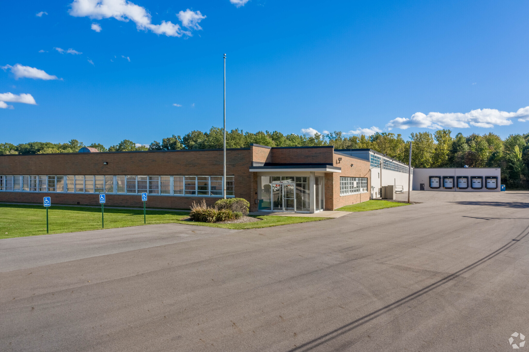 1366 Commerce Dr, Stow, OH for Rent