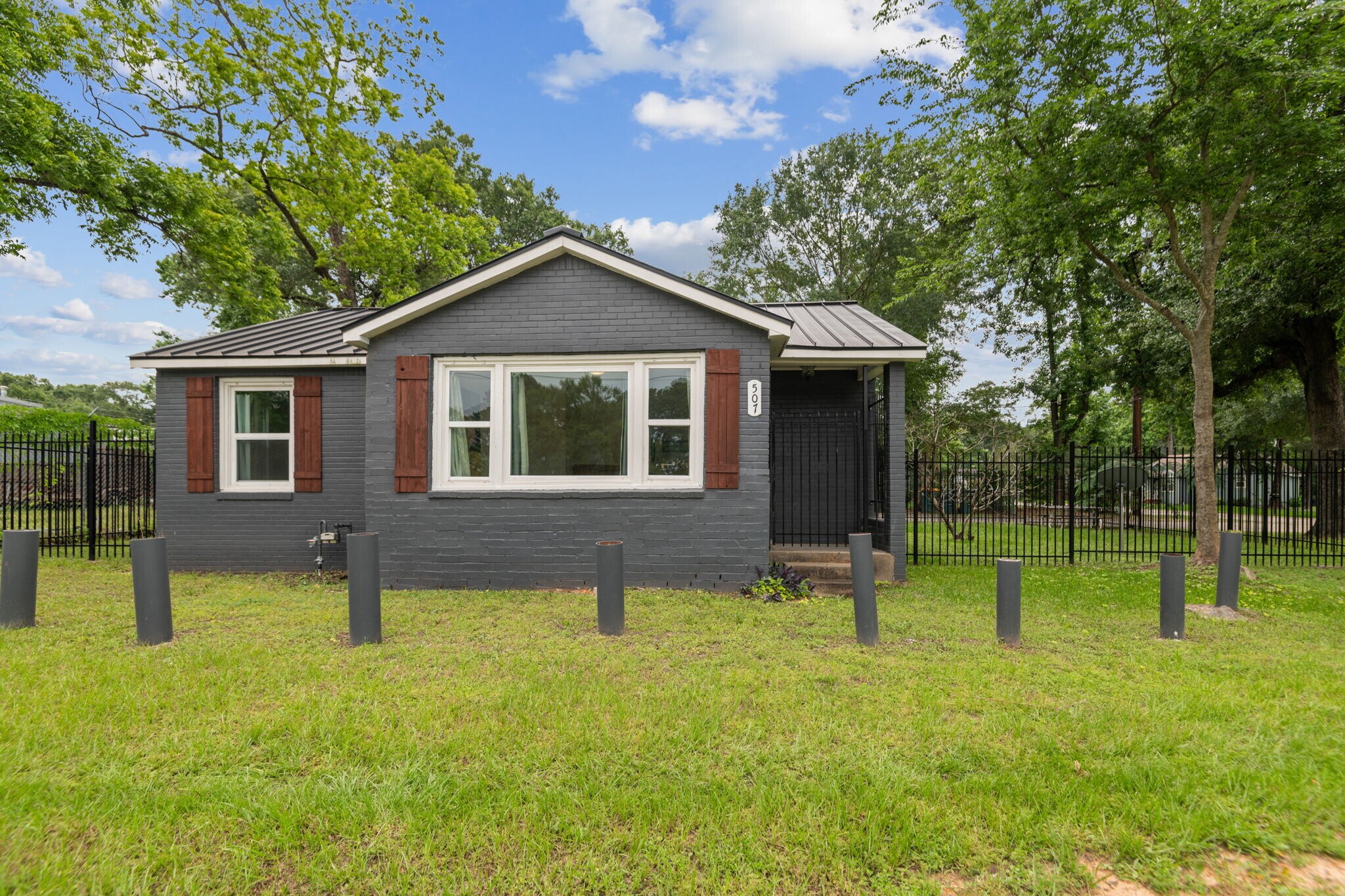 507 Silverdale Dr, Conroe, TX for Sale