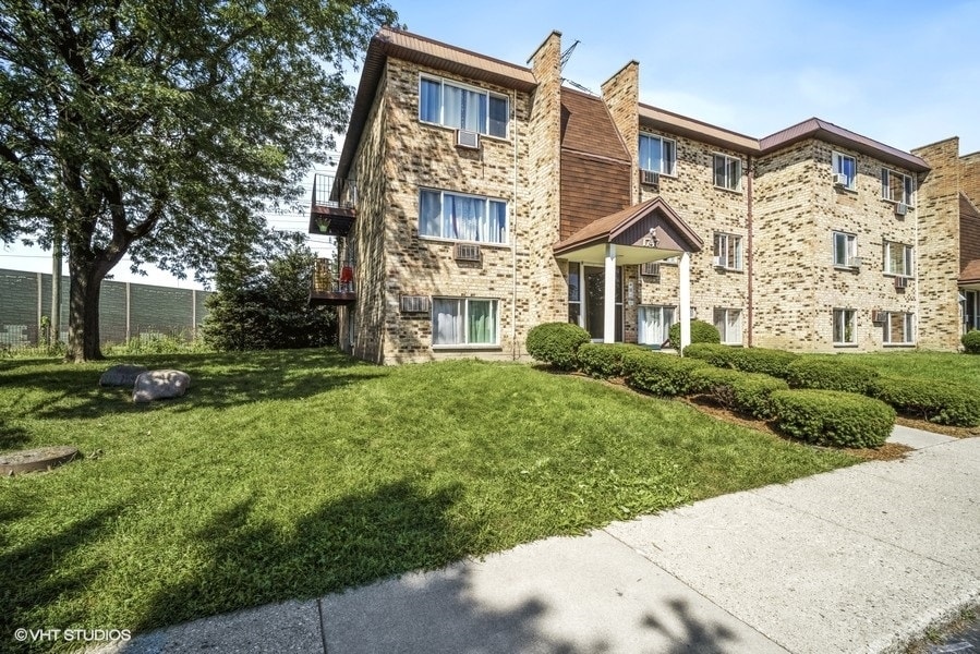 1747 W Chariot Ct Mount Prospect, IL 60056 MultiFamily Property for