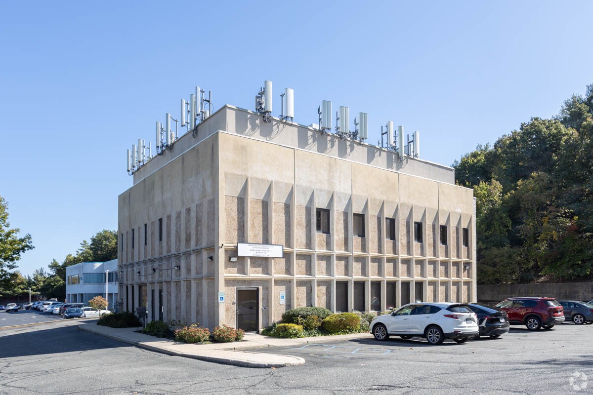 996 W Jericho Tpke, Smithtown, NY for Rent