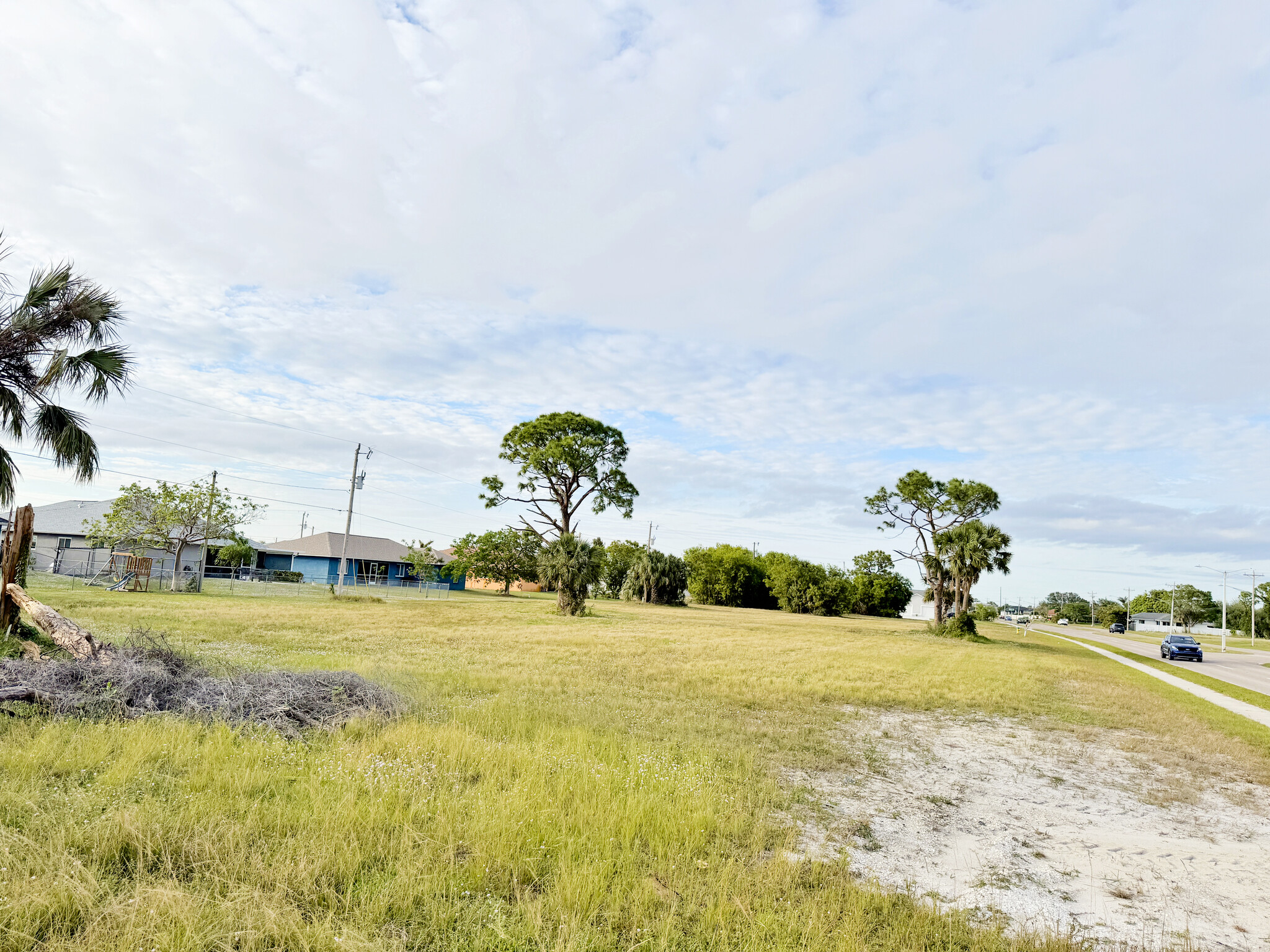 816 Skyline Blvd, Cape Coral, FL for Sale