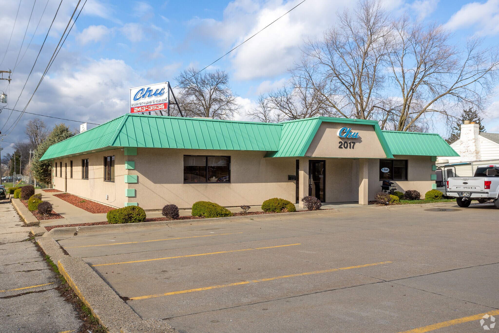 2017 Southlawn Dr, Des Moines, IA for Rent
