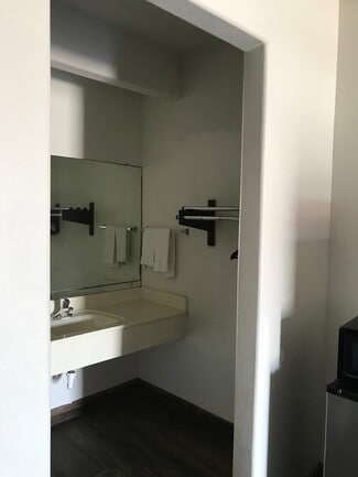 La Joya, TX Hospitality - 612 E Expressway 83