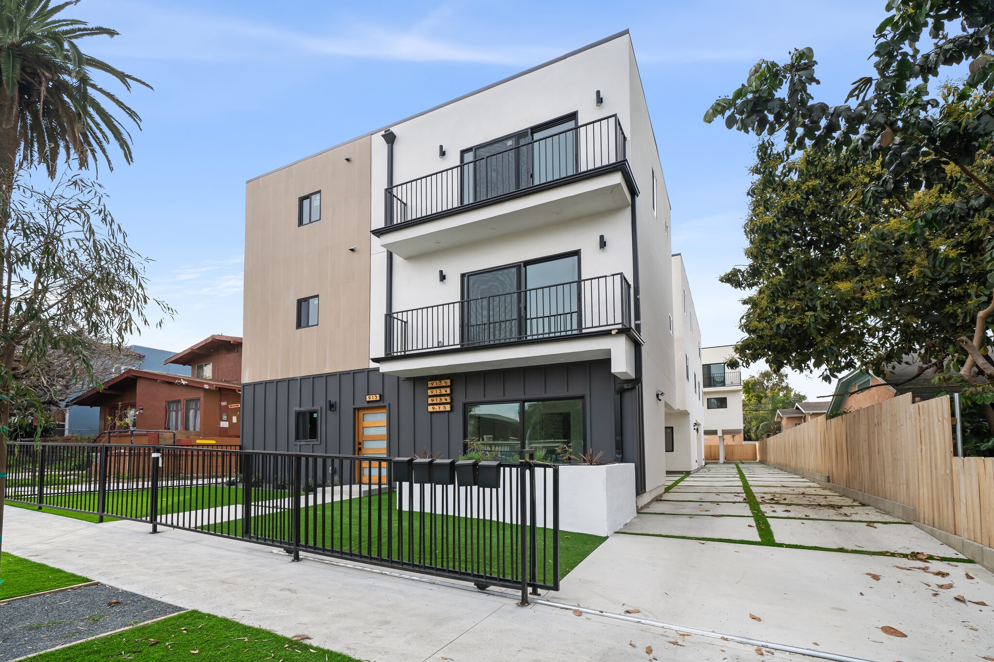 913 N Hobart Blvd, Los Angeles, CA for Sale