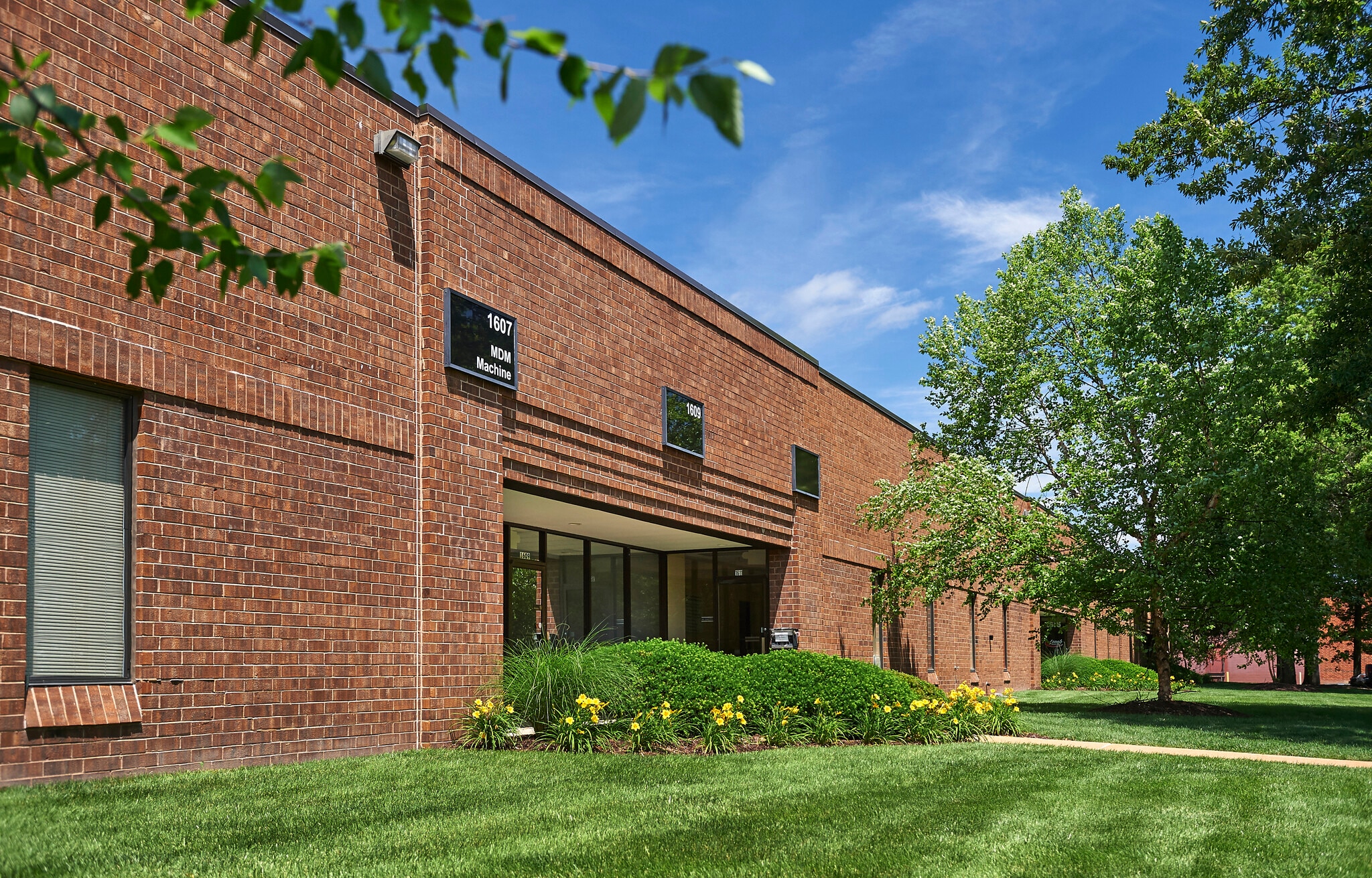 1601-1617 Manufacturers Dr, Fenton, MO for Rent