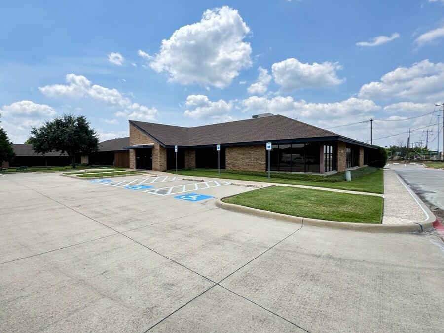 1331 Airport Fwy, Euless, TX for Rent
