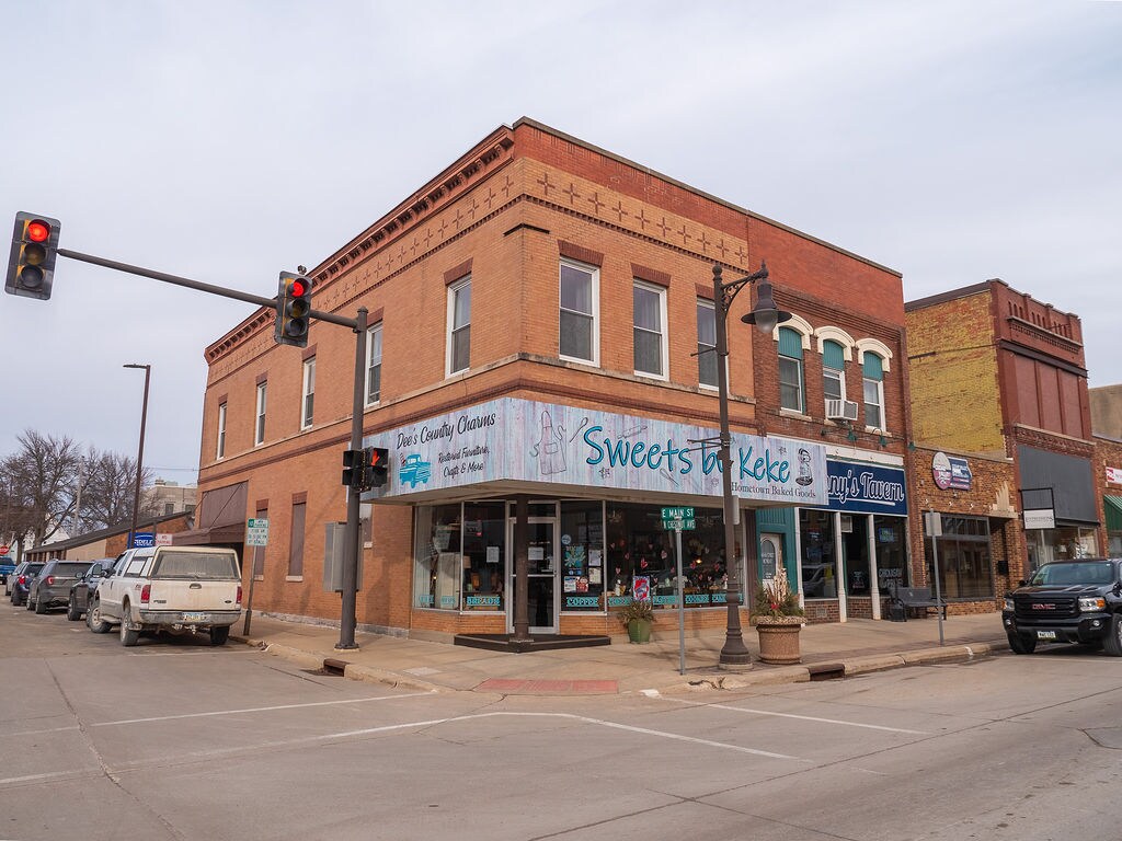 2 E Main St, New Hampton, IA for Sale