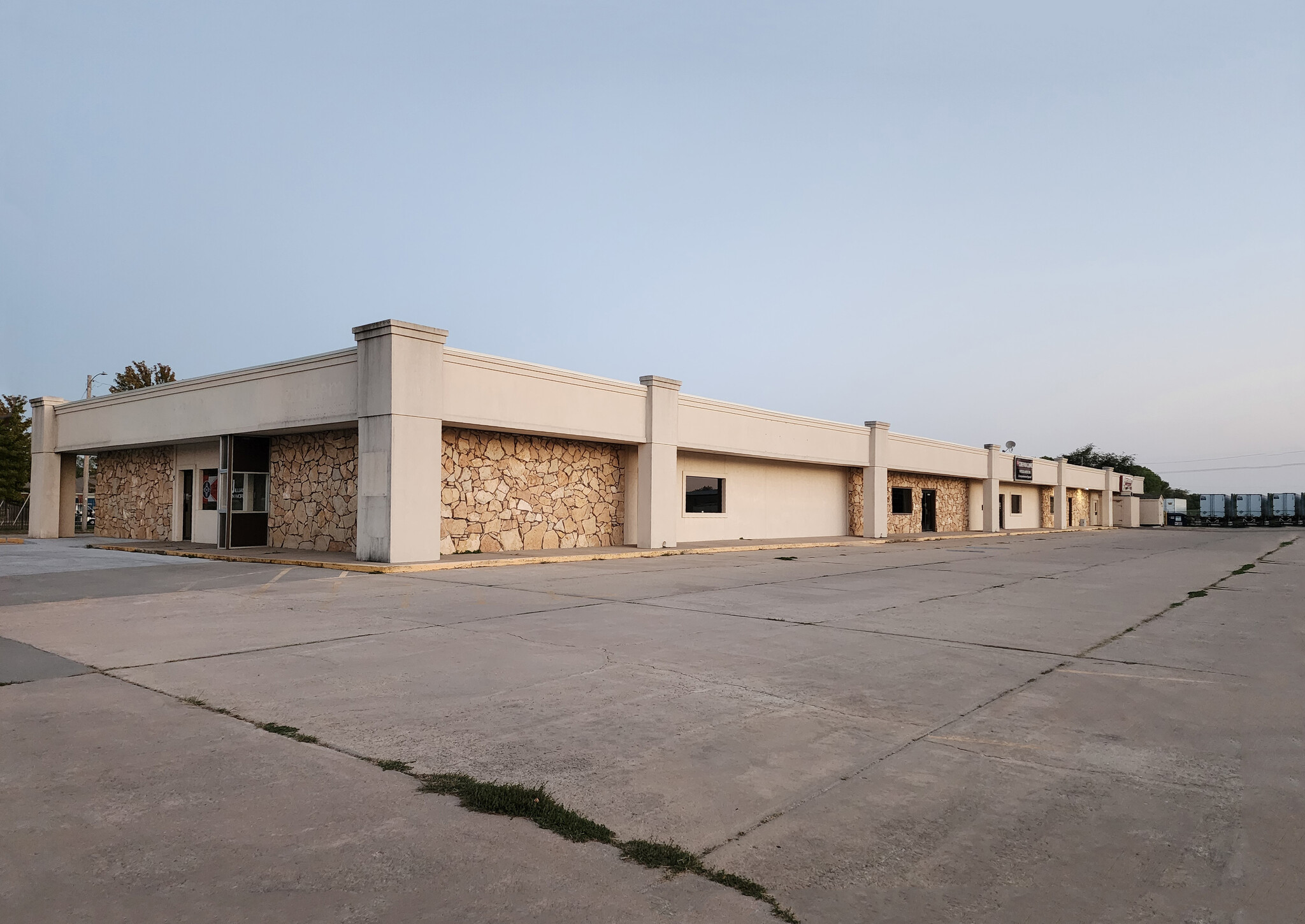 425 E 61st St, Wichita, KS for Rent