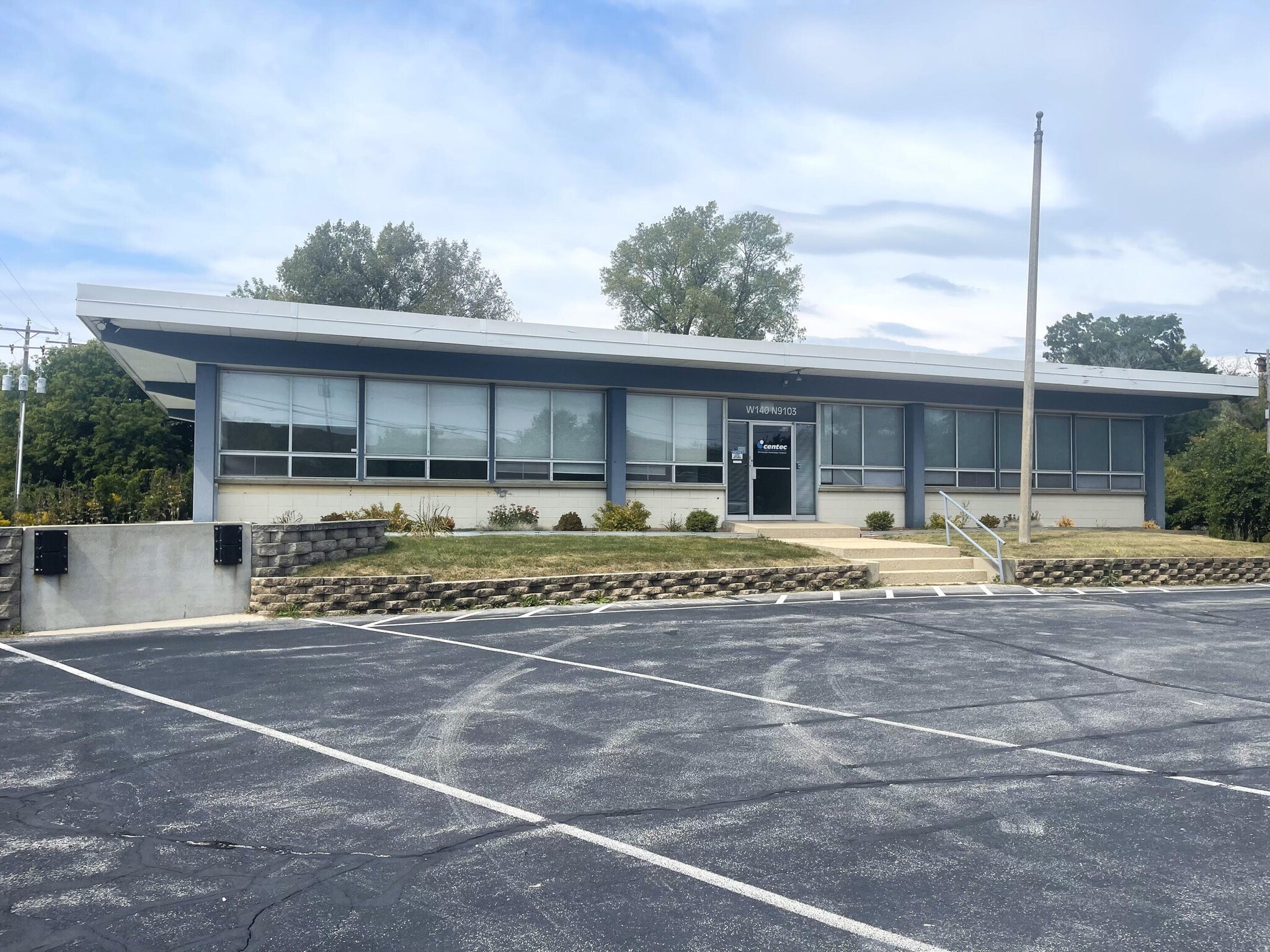 W140N9103 Lilly Rd, Menomonee Falls, WI for Sale