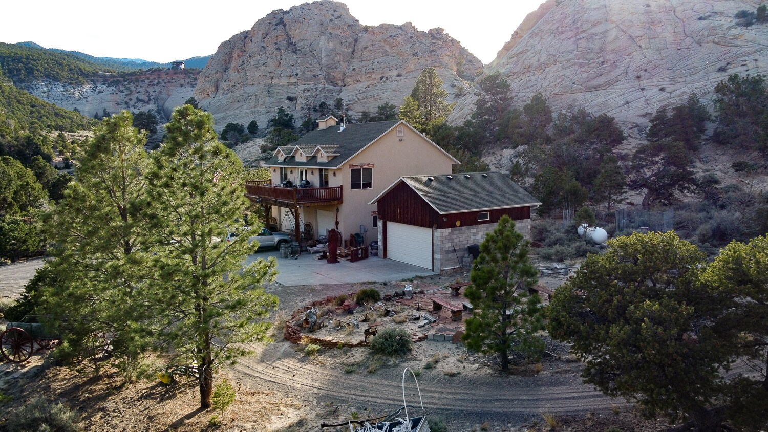 897 E Cocks Comb Dr, Teasdale, UT for Sale