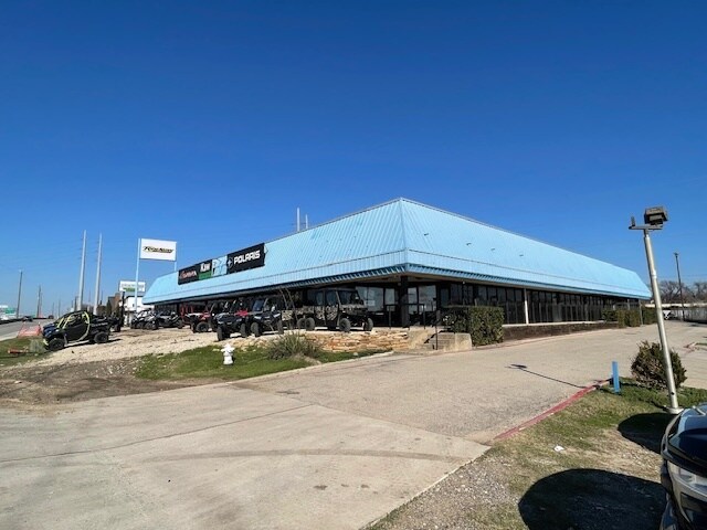 13700 N Stemmons Fwy, Farmers Branch, TX for Rent
