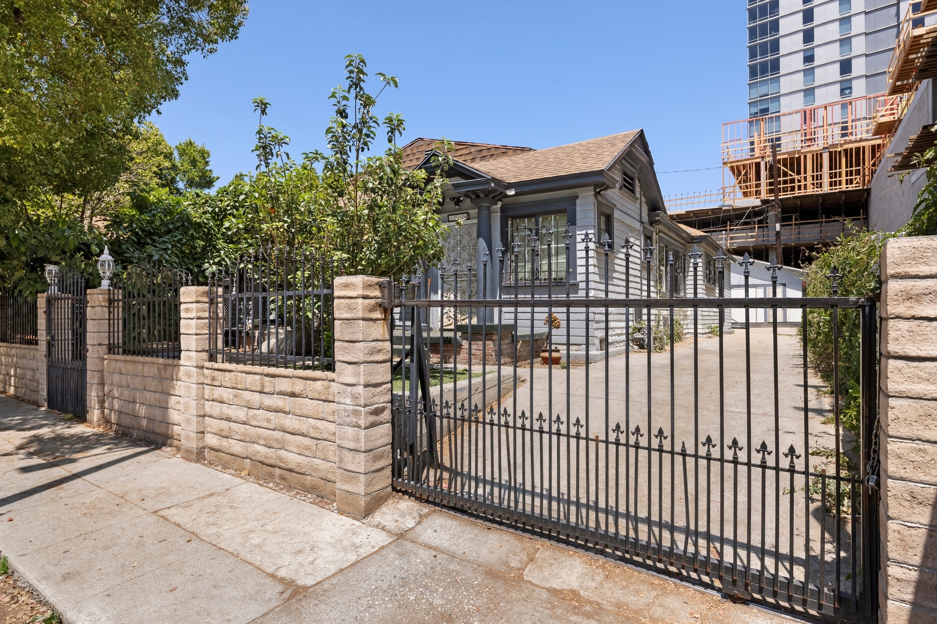 1516 La Baig Ave, Los Angeles, CA for Sale