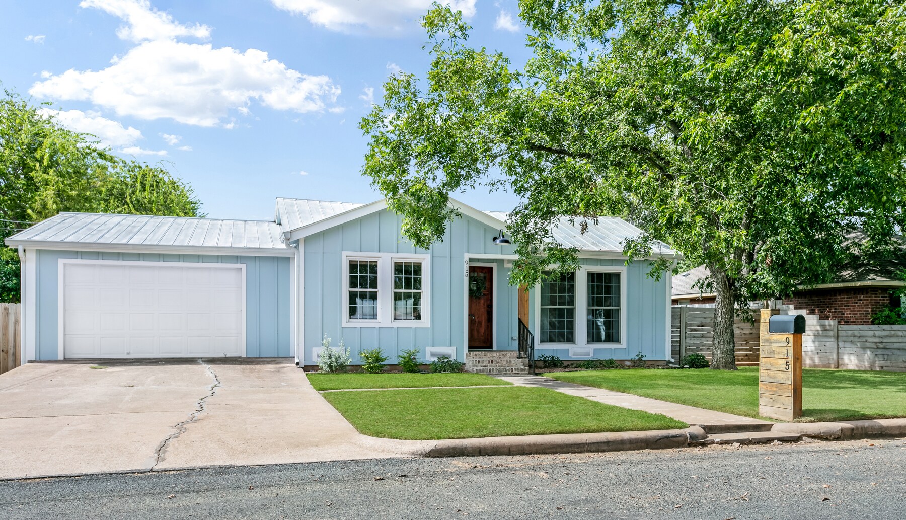 915 Bell St, Fredericksburg, TX for Sale