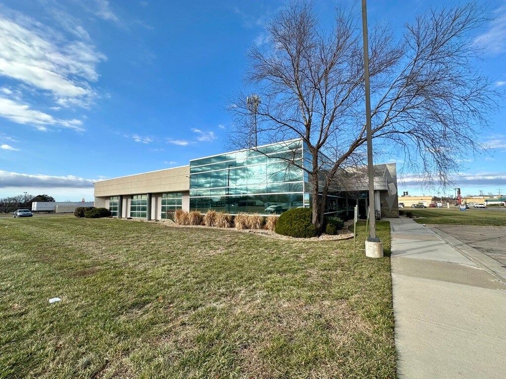 2121 SW Chelsea Dr, Topeka, KS for Rent