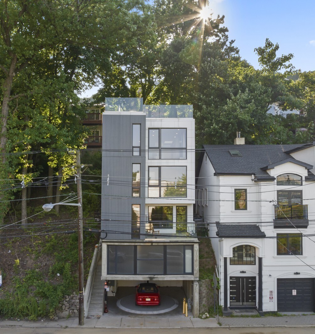 1076 River Rd, Edgewater, NJ for Sale