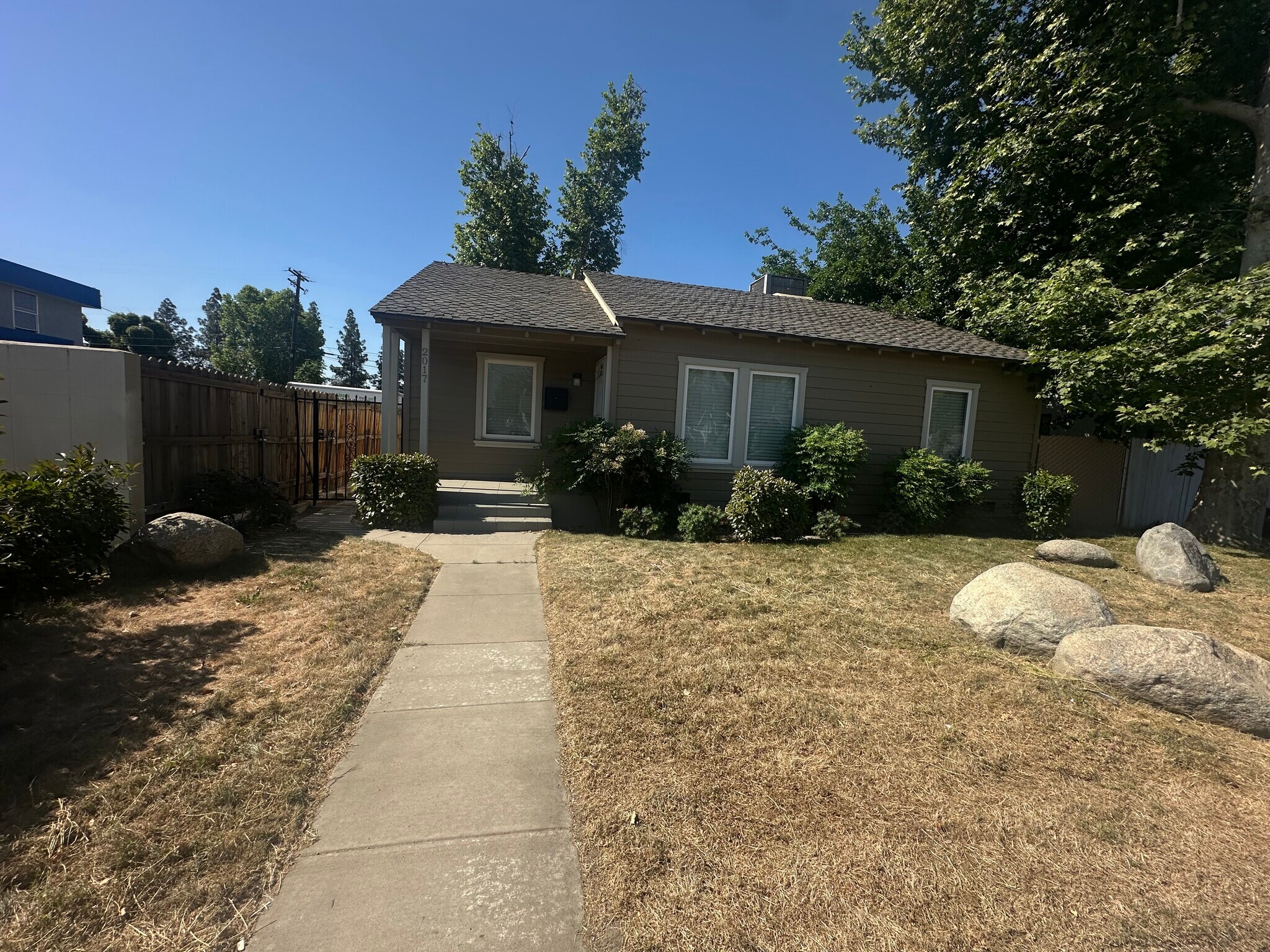 2017 Brundage Ln, Bakersfield, CA for Rent