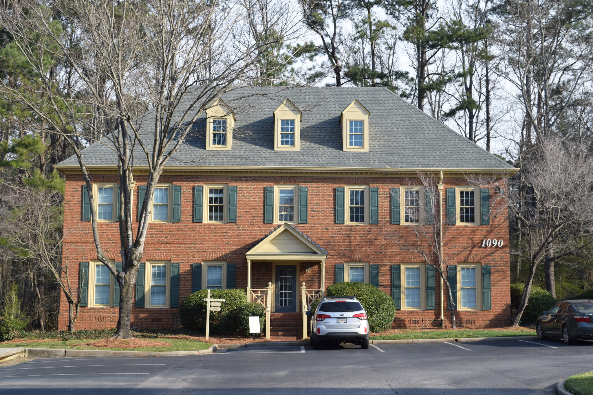 1090 Cambridge Sq, Alpharetta, GA for Sale