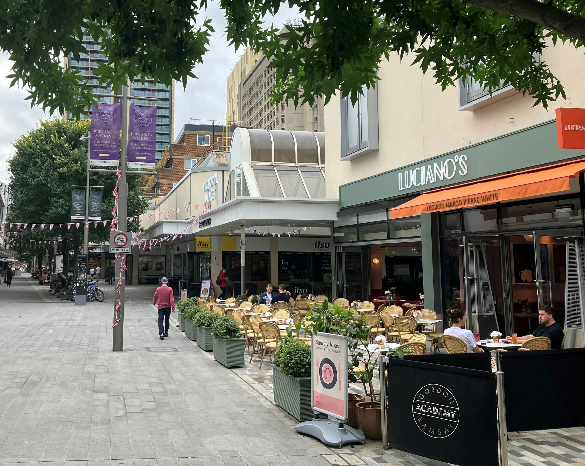 Town Sq, Woking, SRY for Rent