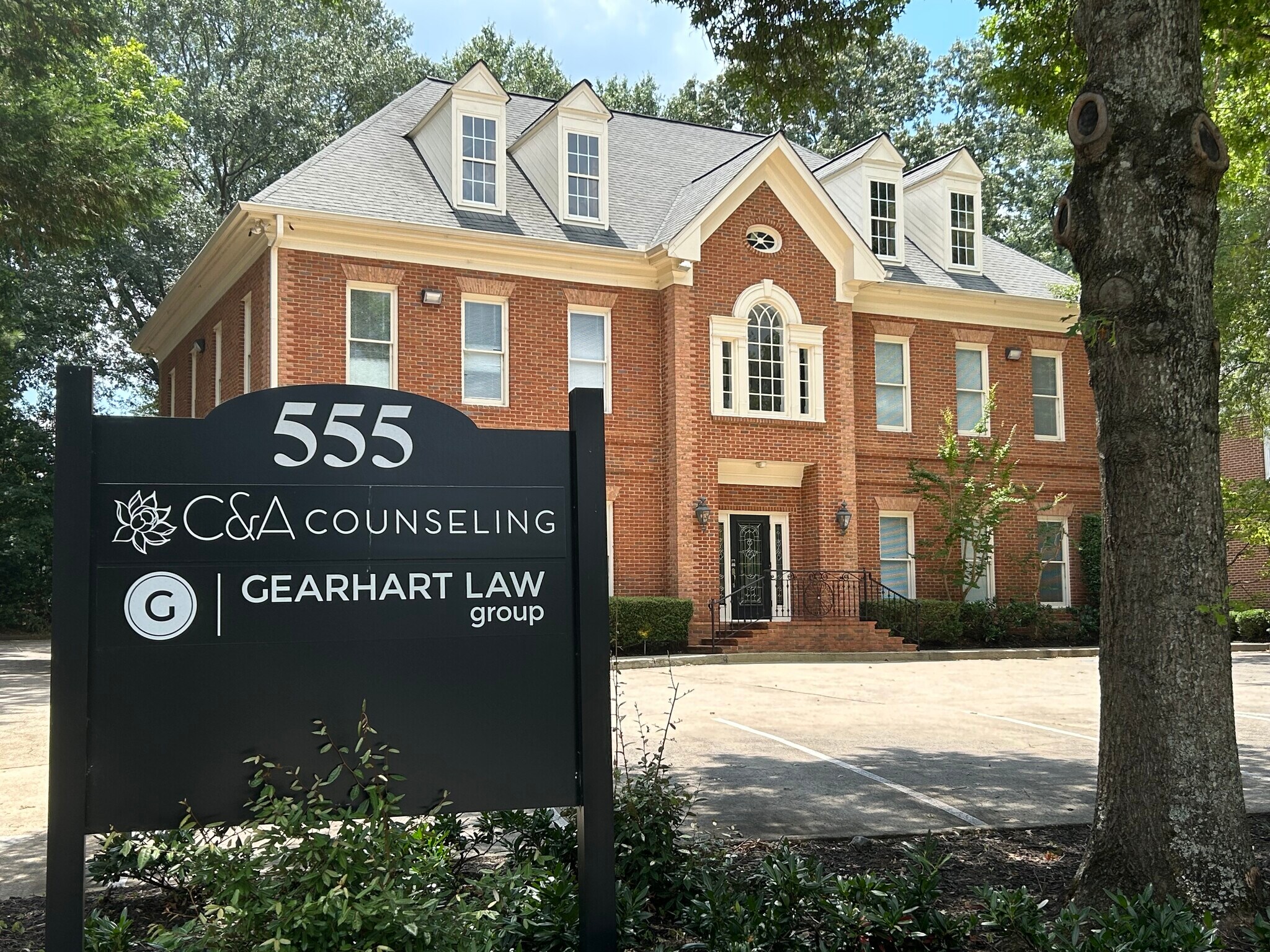 555 Colonial Park Dr, Roswell, GA for Rent