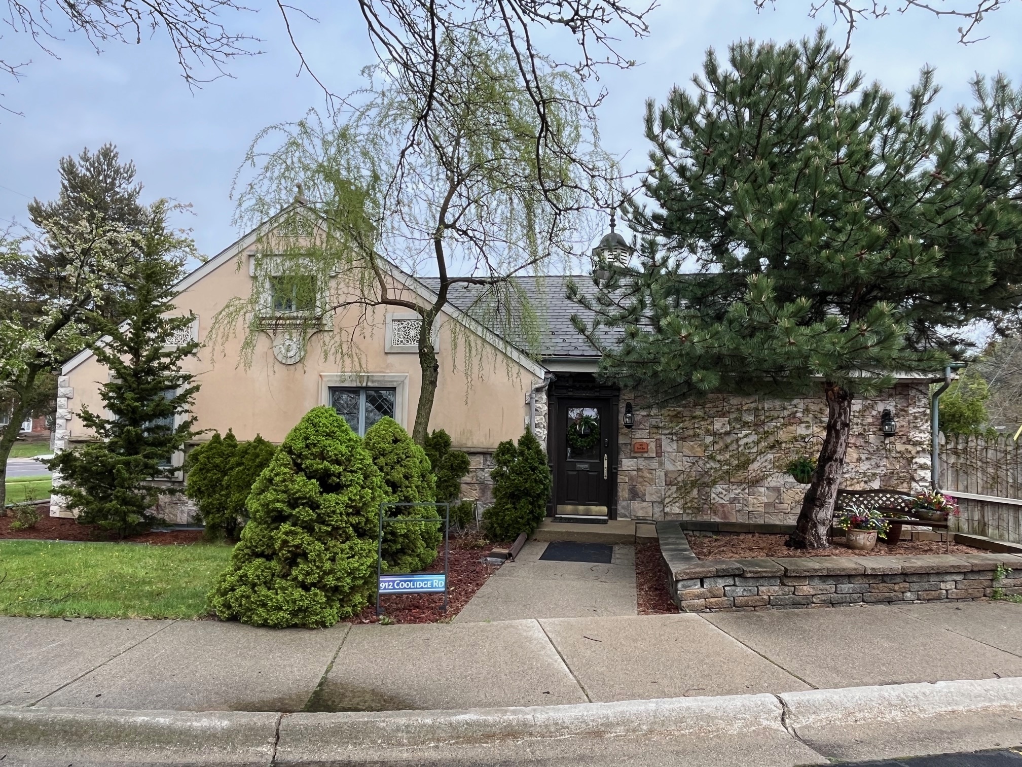 912 Coolidge Rd, East Lansing, MI for Sale