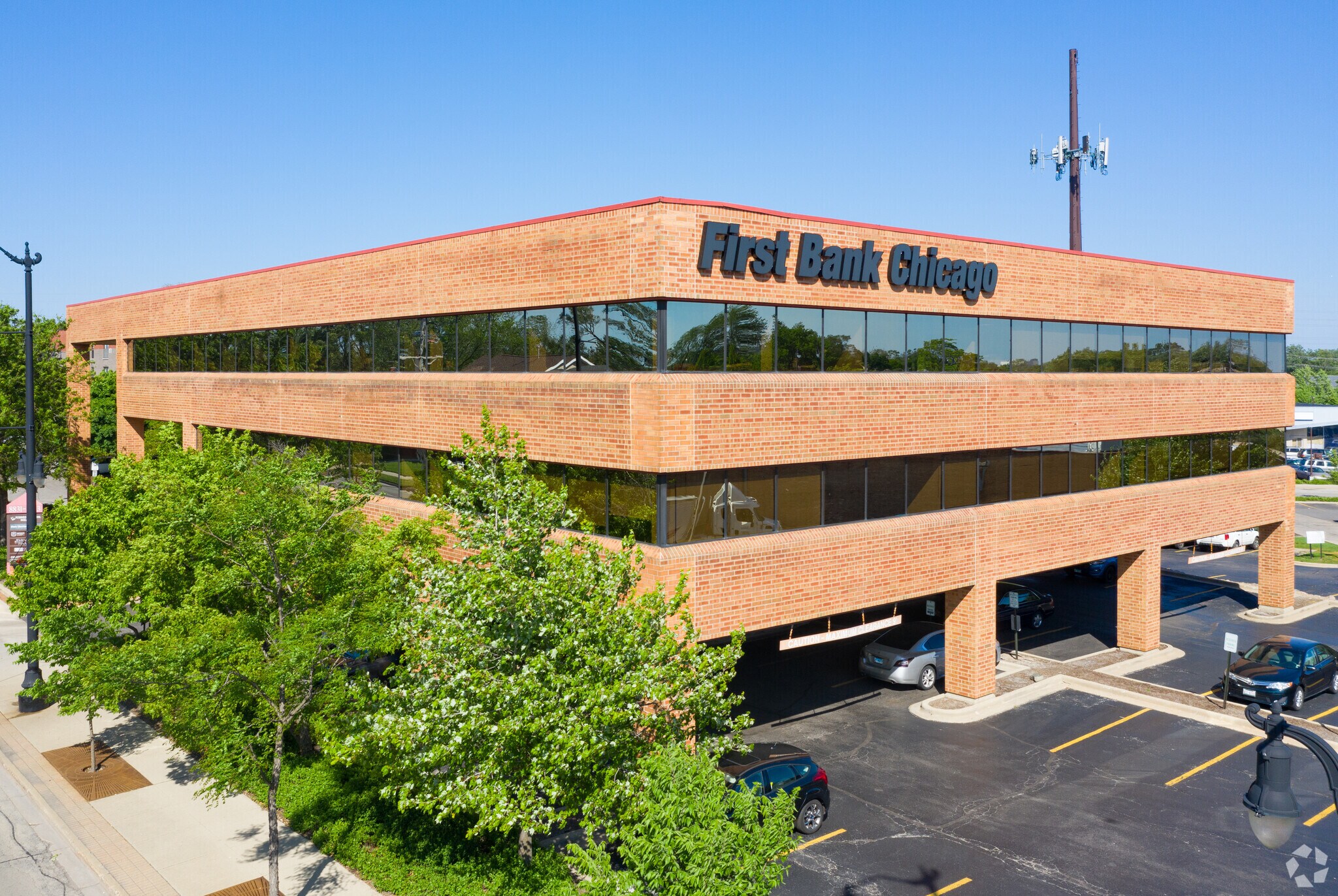 8831-8833 Gross Point Rd, Skokie, IL for Rent