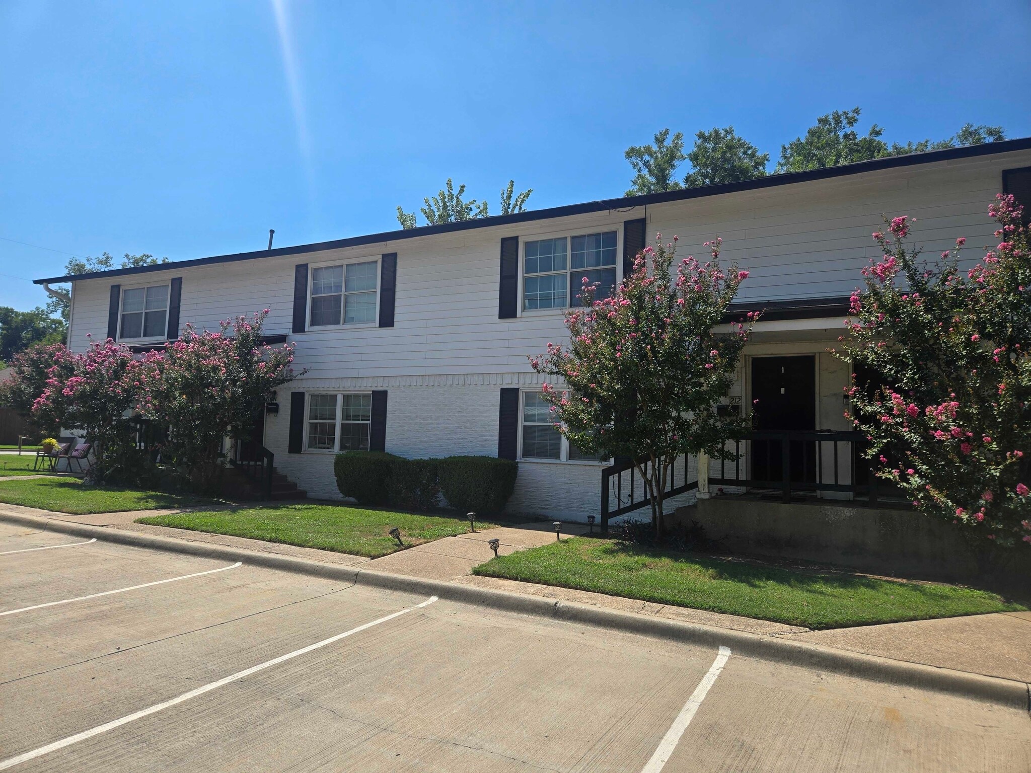 210 Austin St, Grapevine, TX for Sale