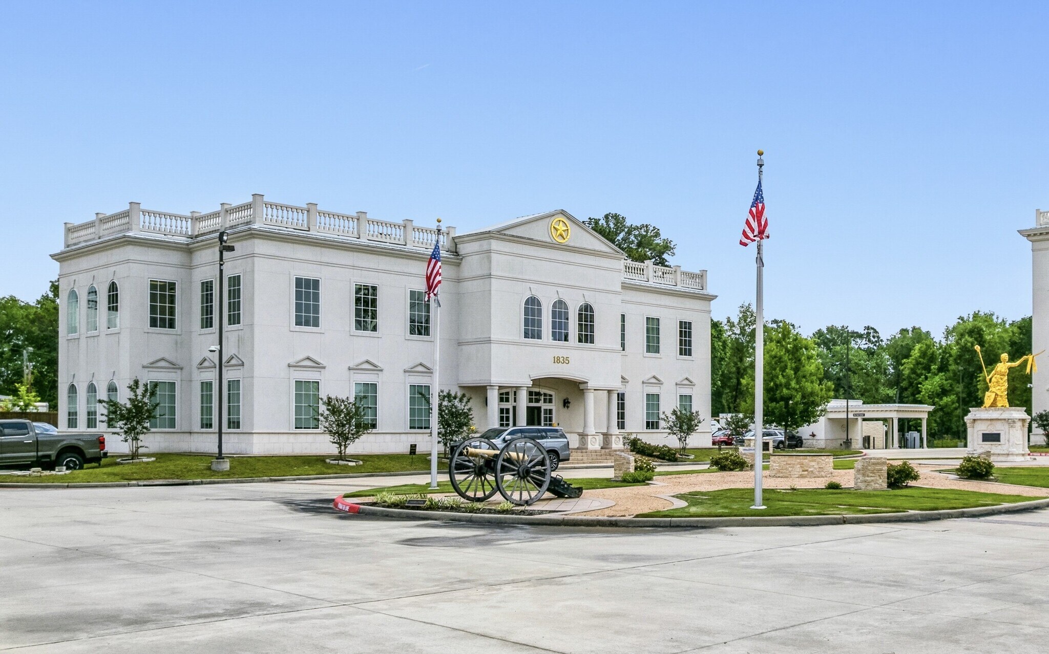 815 W Davis St, Conroe, TX for Sale