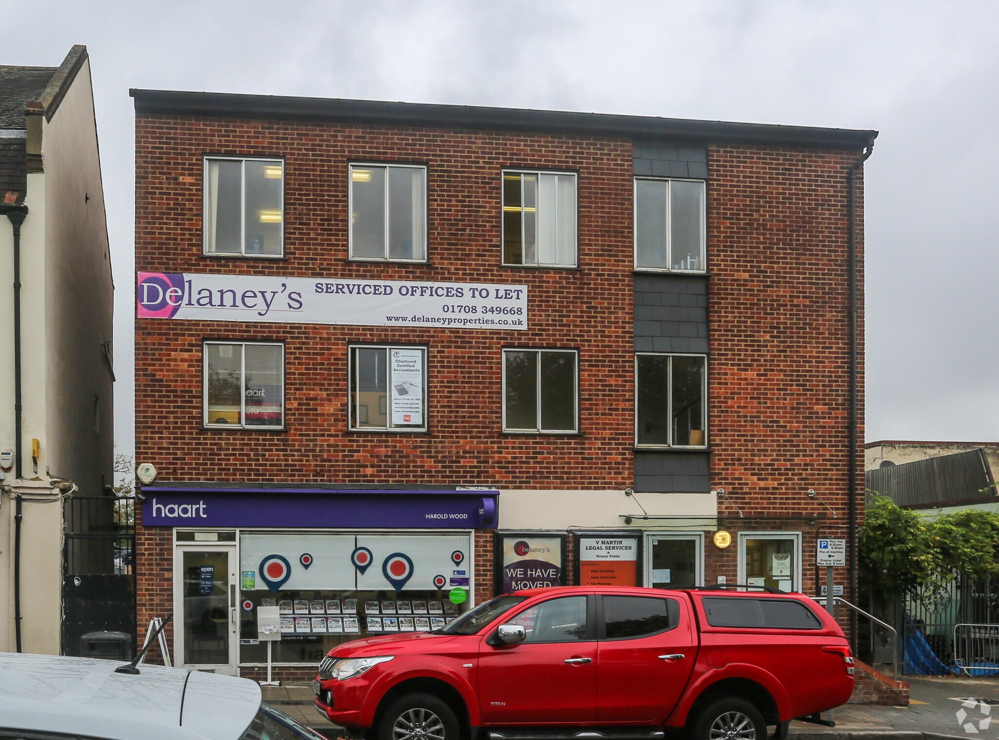 49 Station Rd, Romford, LND for Rent
