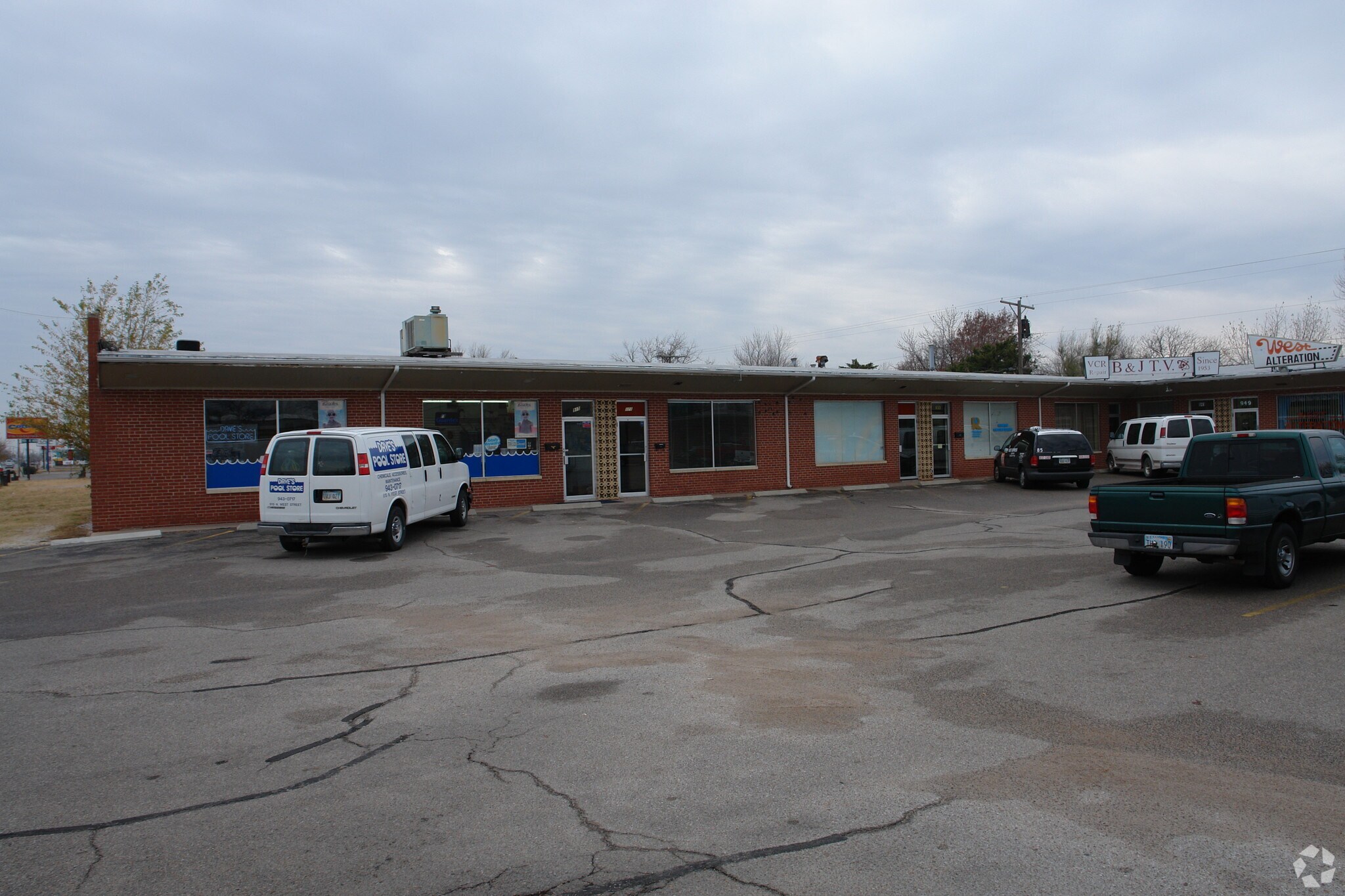 915-969 N West St, Wichita, KS for Rent
