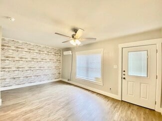 Floresville, TX Apartments - 1516-1520 D St