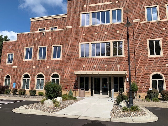 1907 E Wayzata Blvd, Wayzata, MN for Rent