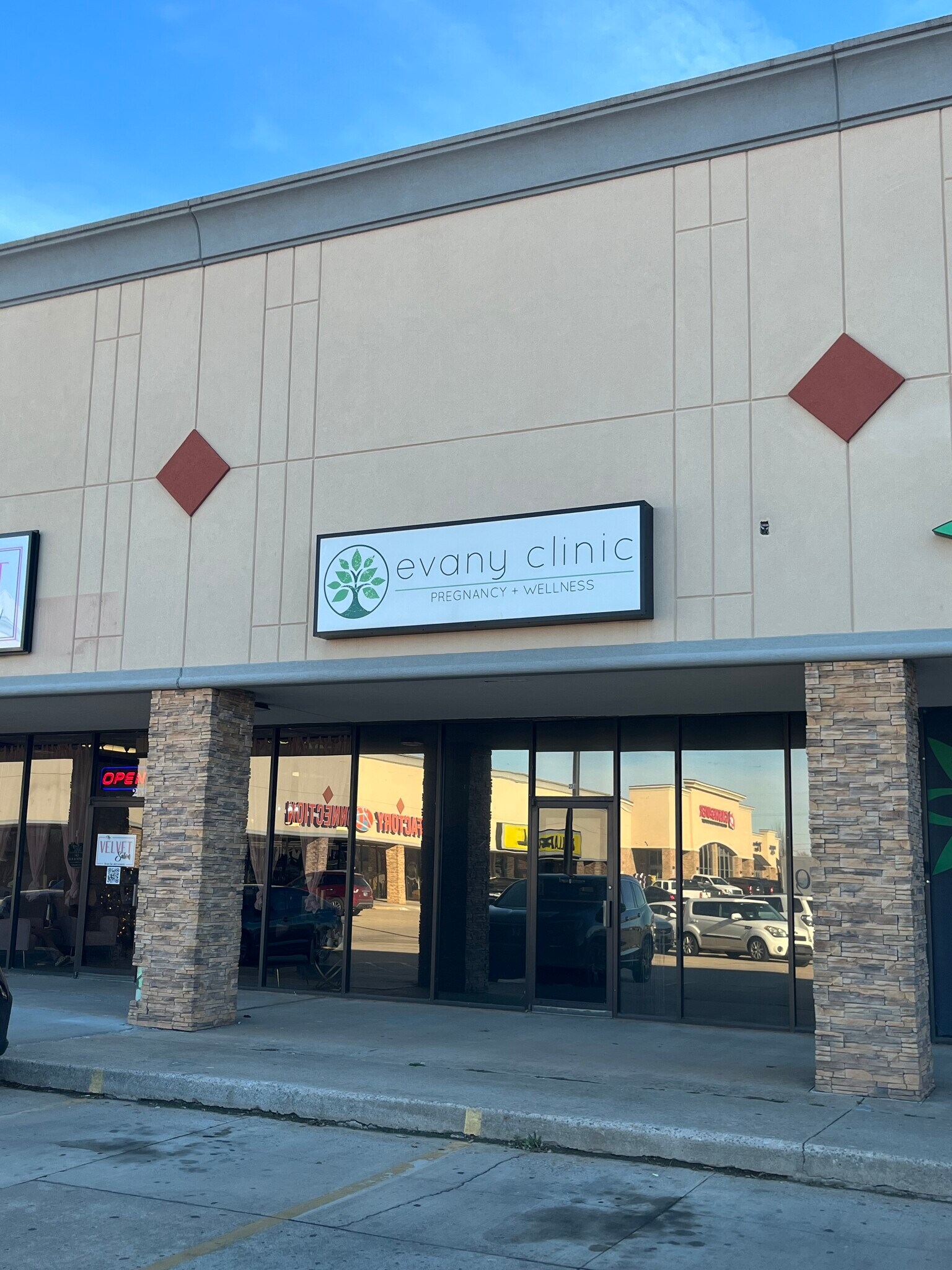 290 N Trade Center Terrace Mustang, OK 73064 Retail Property for