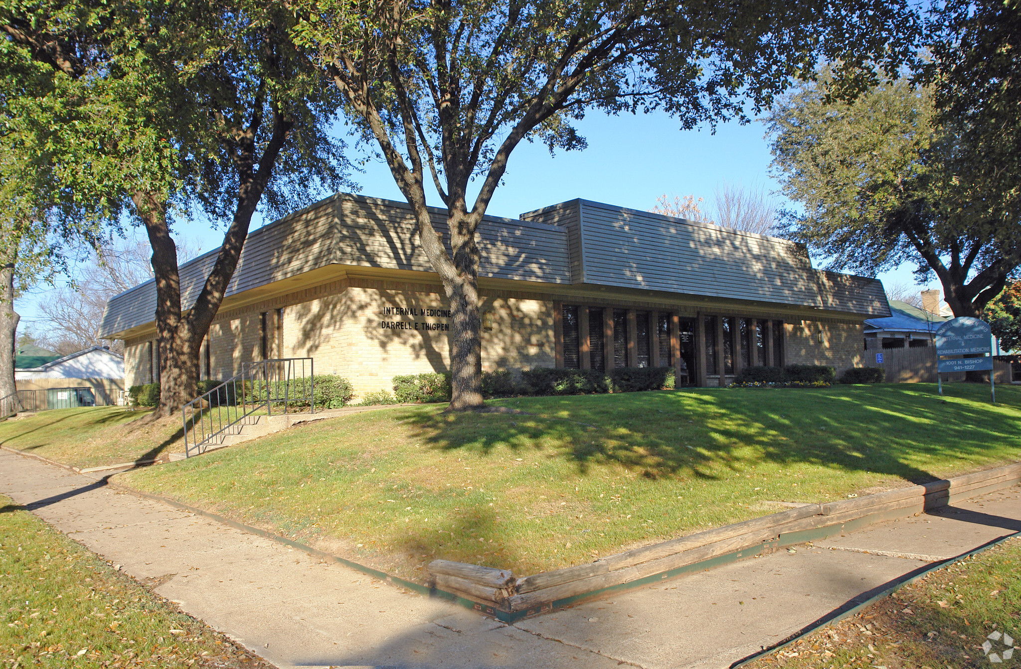 1001 N Bishop Ave, Dallas, TX for Sale