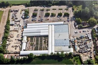 Yarnton, OXF Garden Center - Sandy Ln