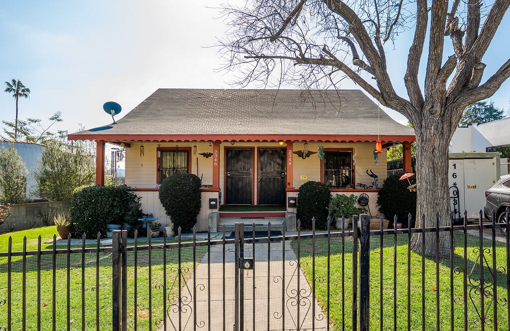 2346 Yosemite Dr, Los Angeles, CA for Sale