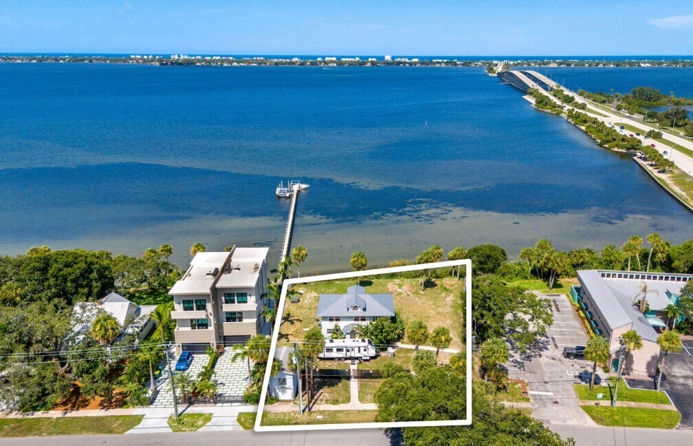 1811 Riverview Dr, Melbourne, FL for Sale