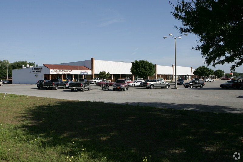 910930 N Main St Bushnell, FL 33513 Shopping Center Property for