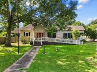 Angleton, TX Medical - 445 E Mulberry St